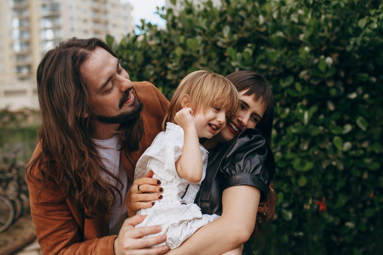deux parents portant leur petit garcon