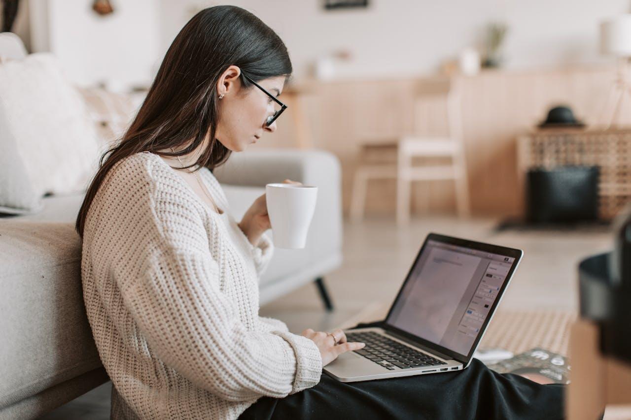 femme redigeant sur l ordi