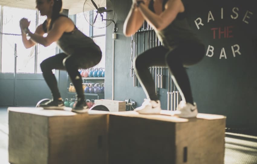 deux femmes en train de faire du sport