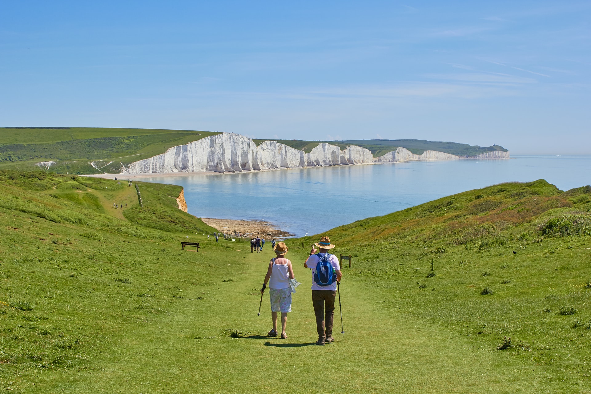 couple en randonnée qui observe un paysage en bord de mer