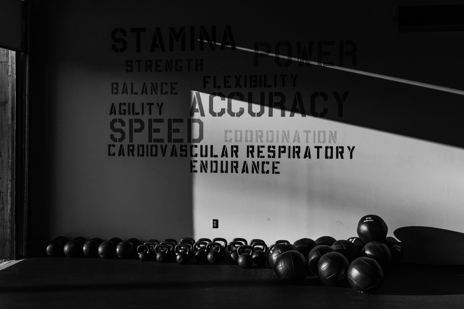 salle de sport avec de l'équipement rangé contre un mur 
