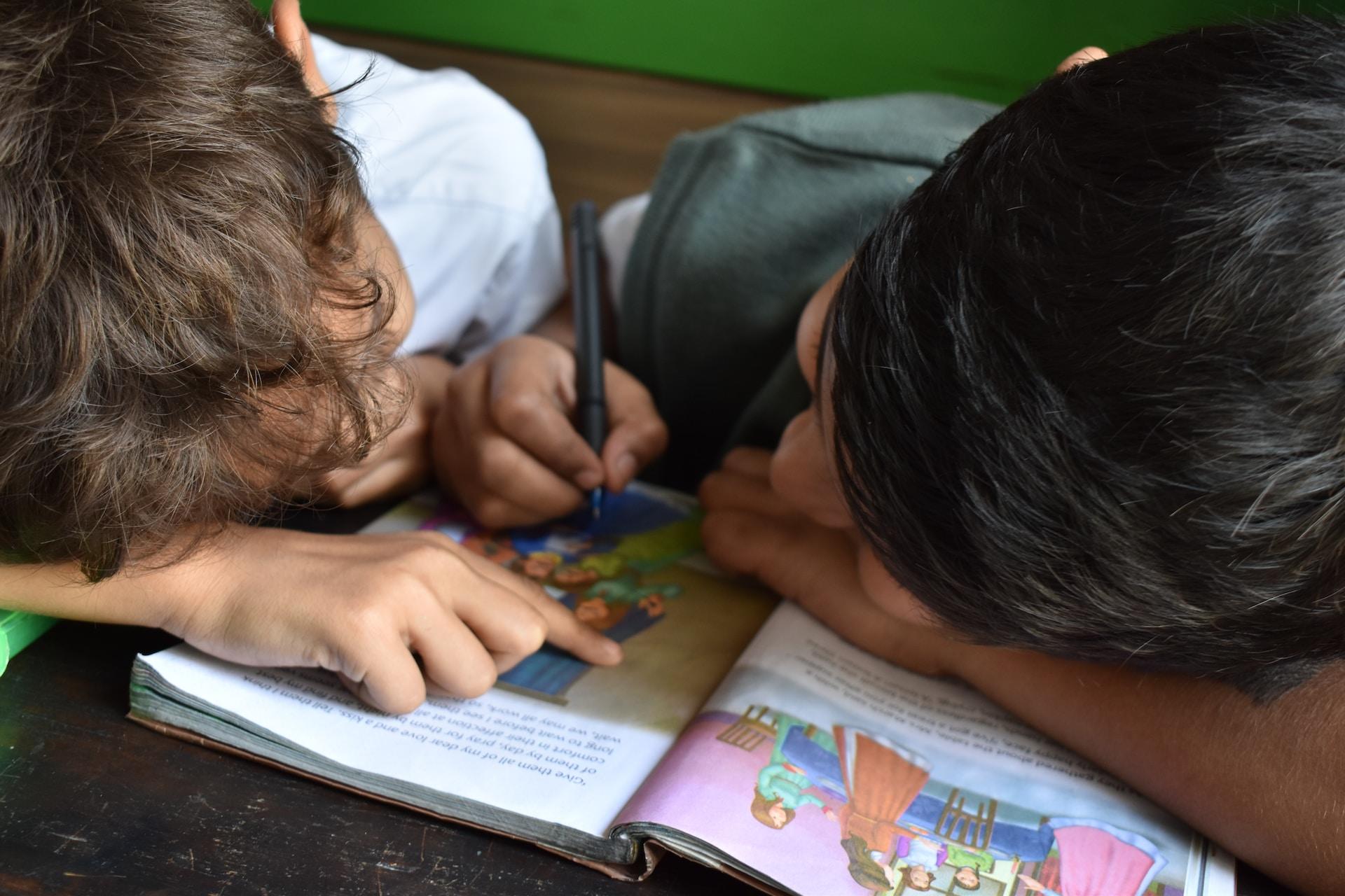 Deux enfants à l'école.