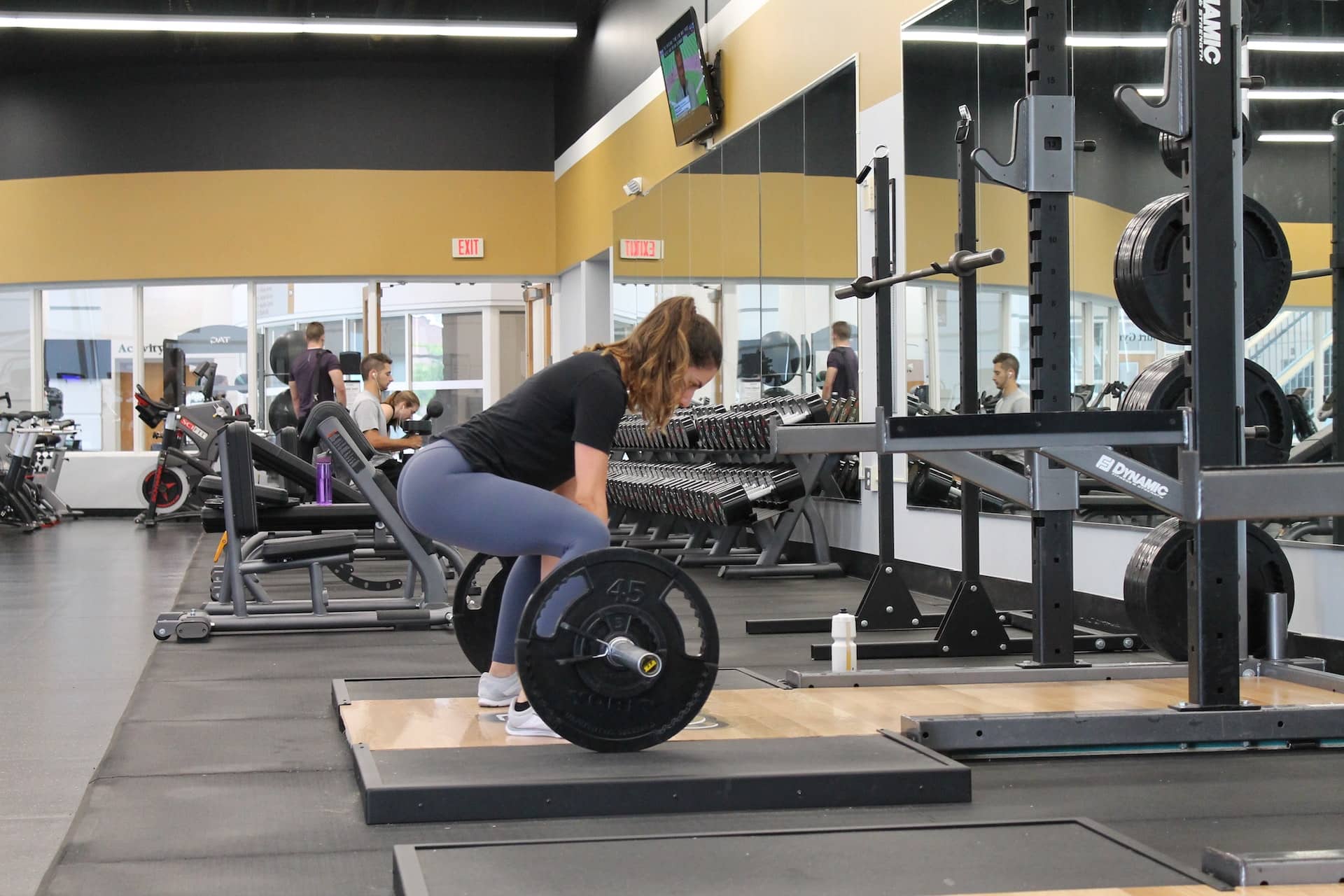hommes et femmes s entrainant dans une salle de sport