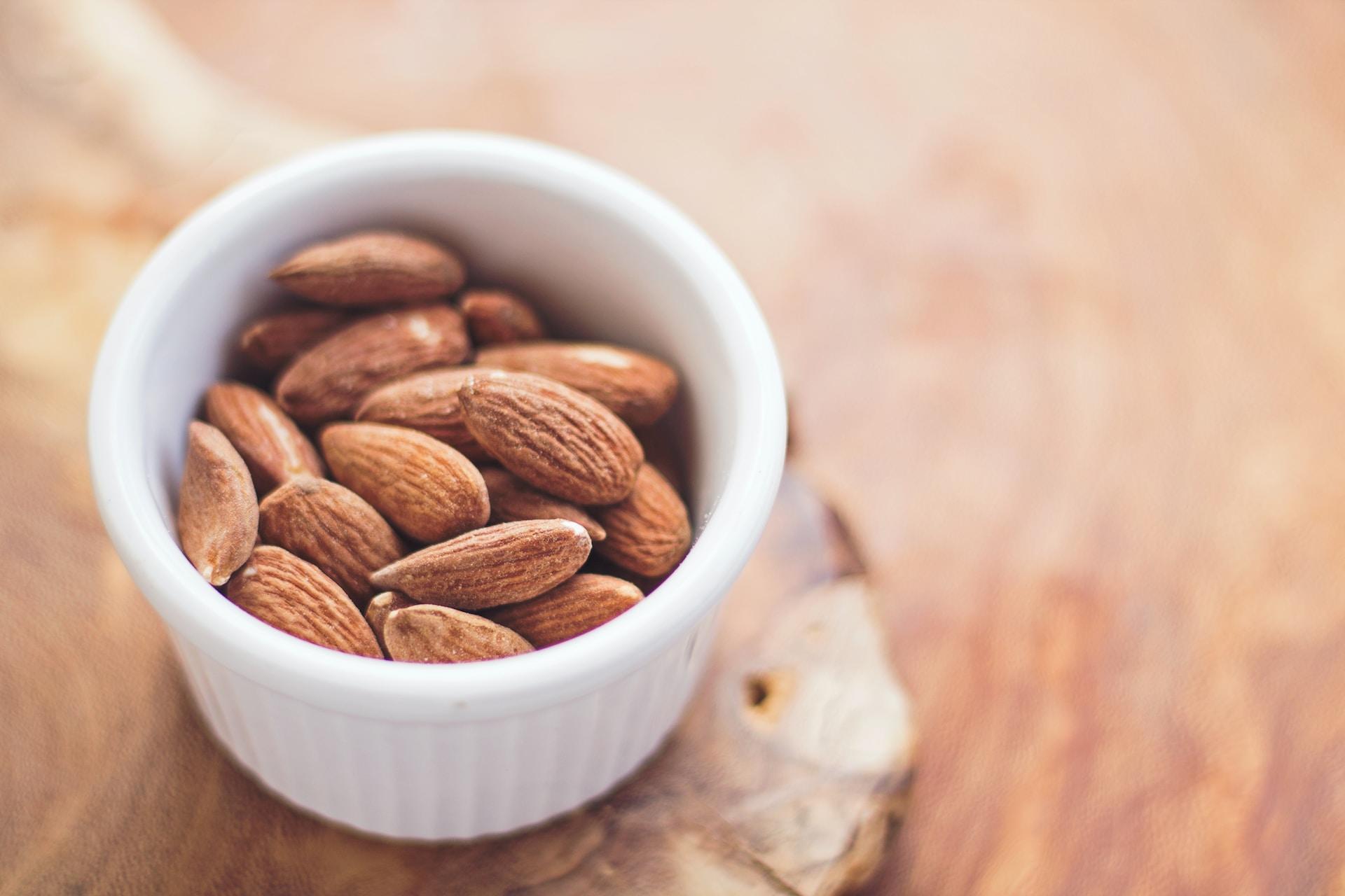 une pile d'amandes