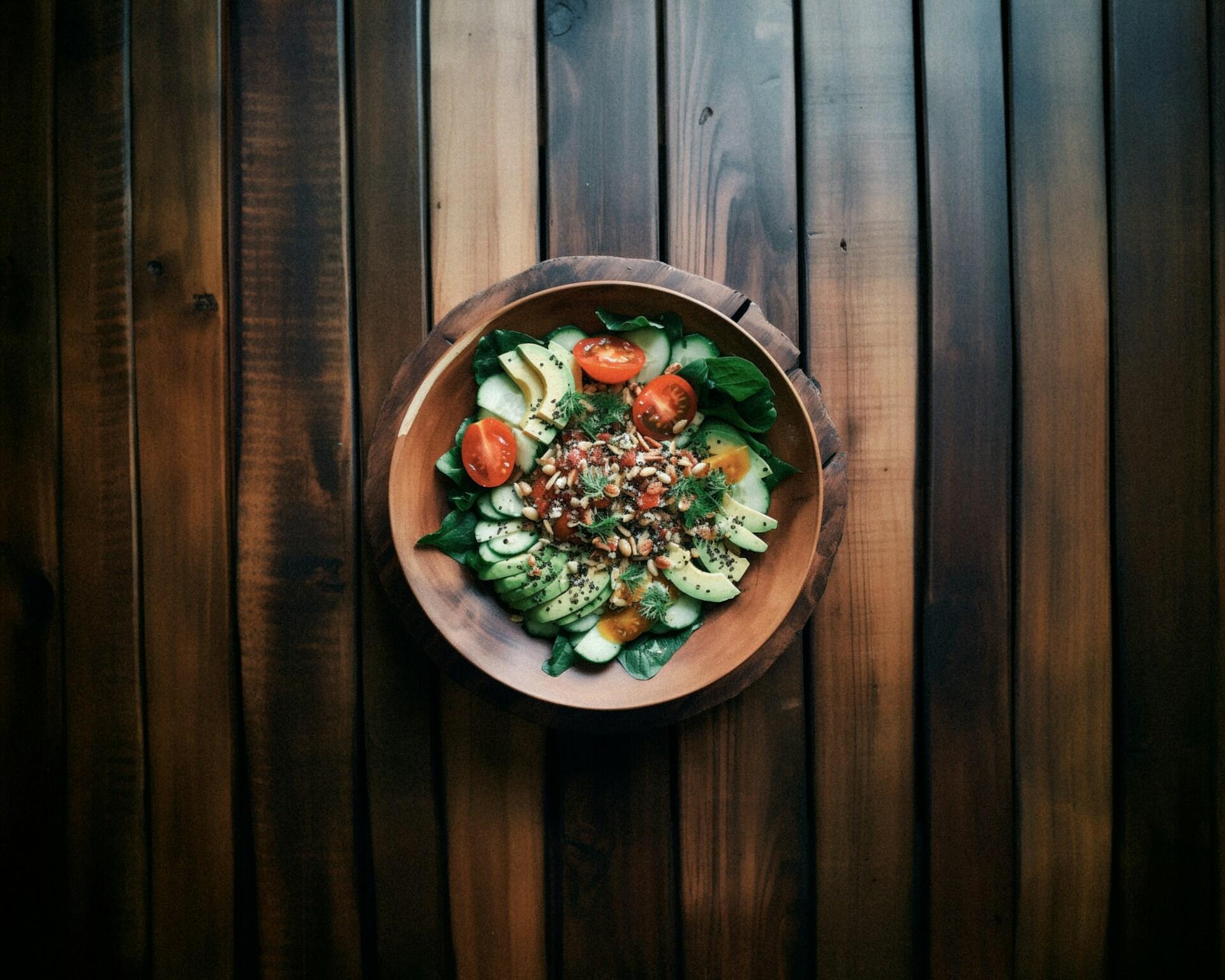 Un plat sain sur une table en bois.