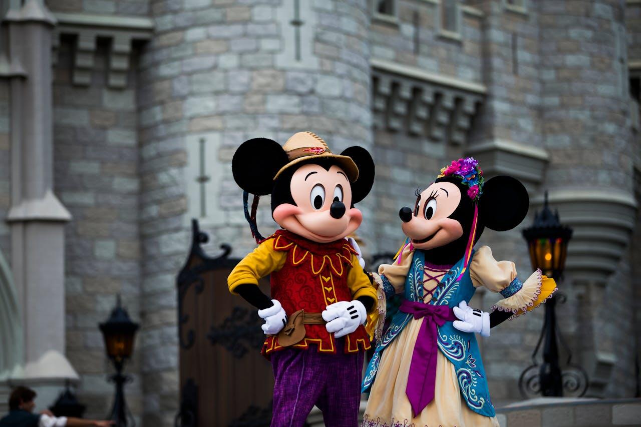 micket et minnie devant un chateau