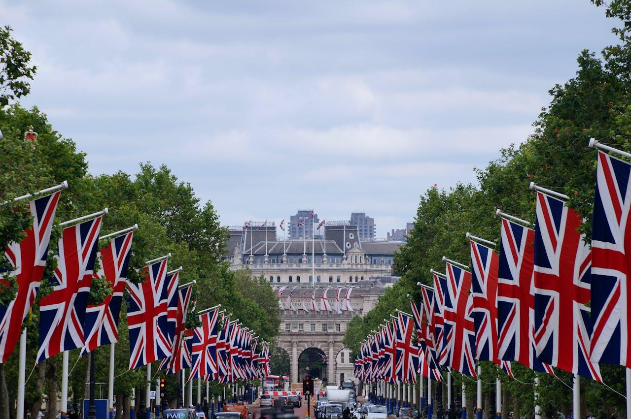 batiment anglais avec chemin de drapeau national