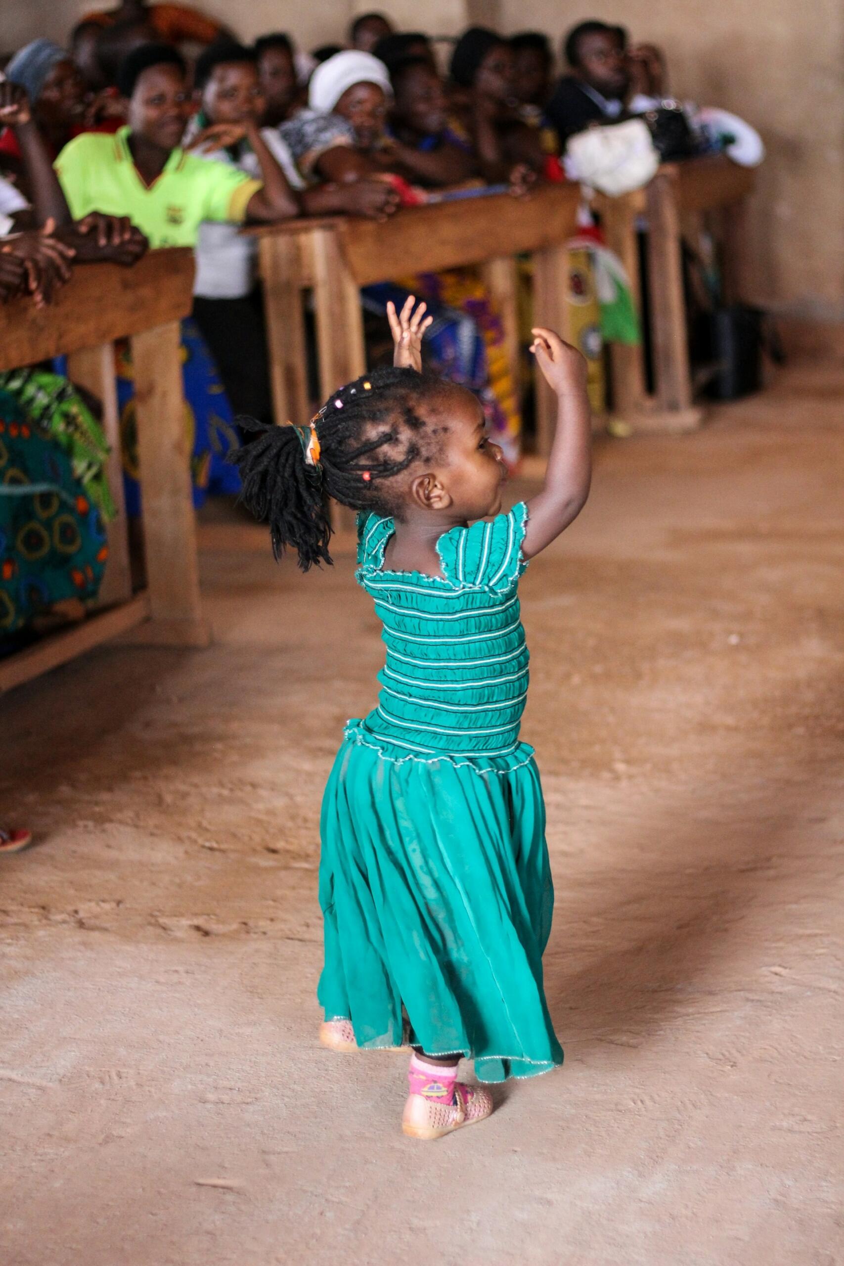 petite fille africaine dansant