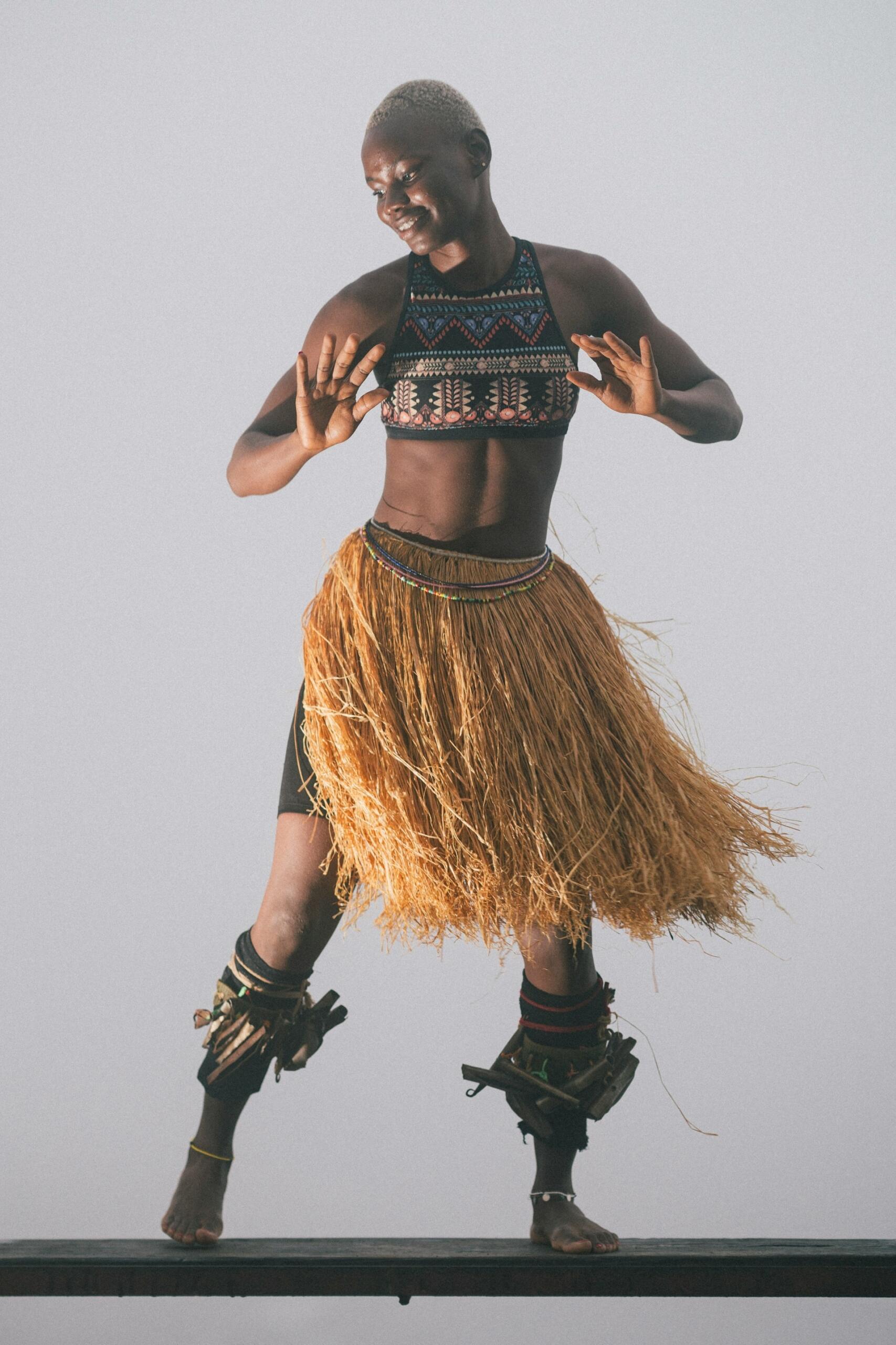femme rasée africaine danse