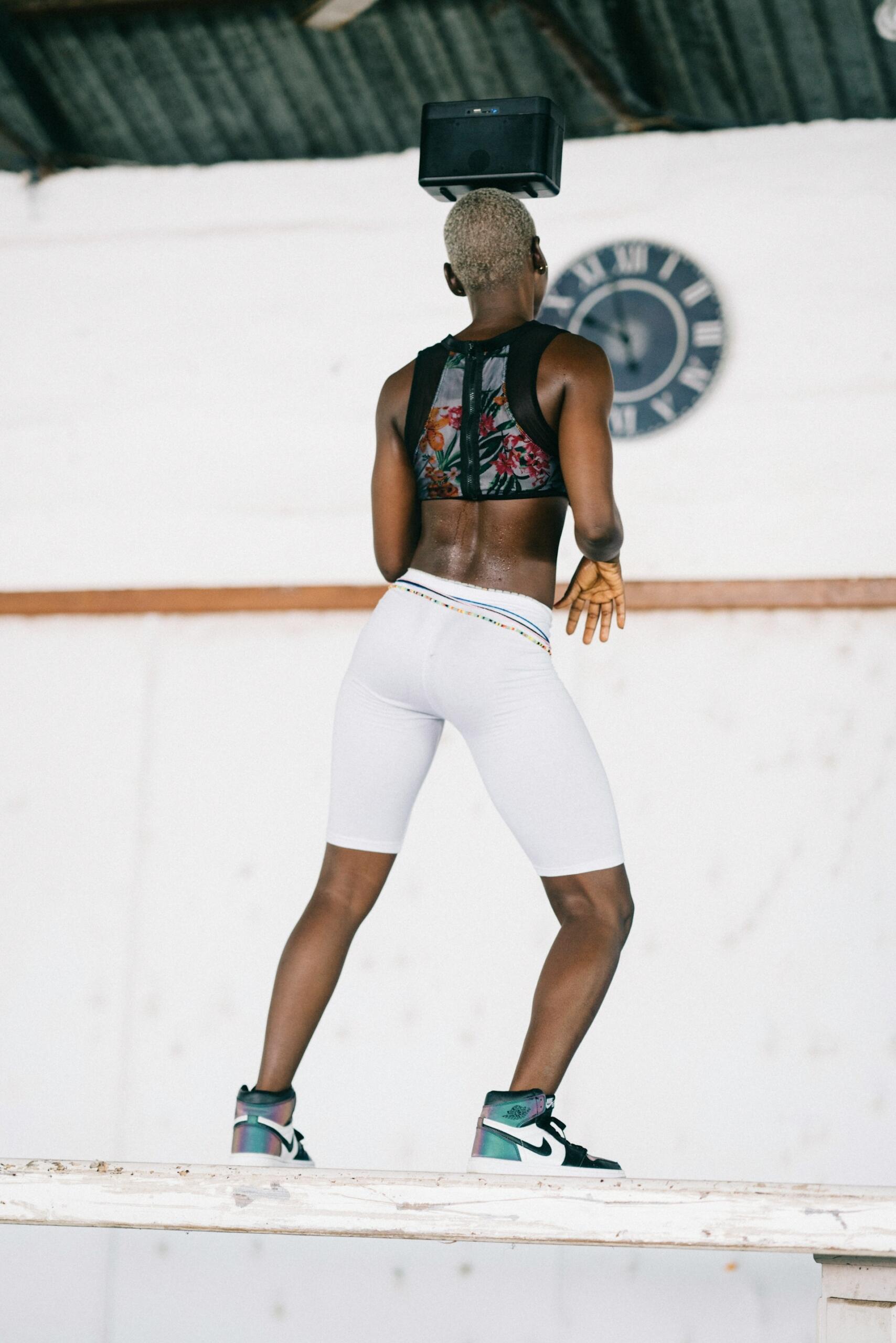 femme faisant de la danse africaine