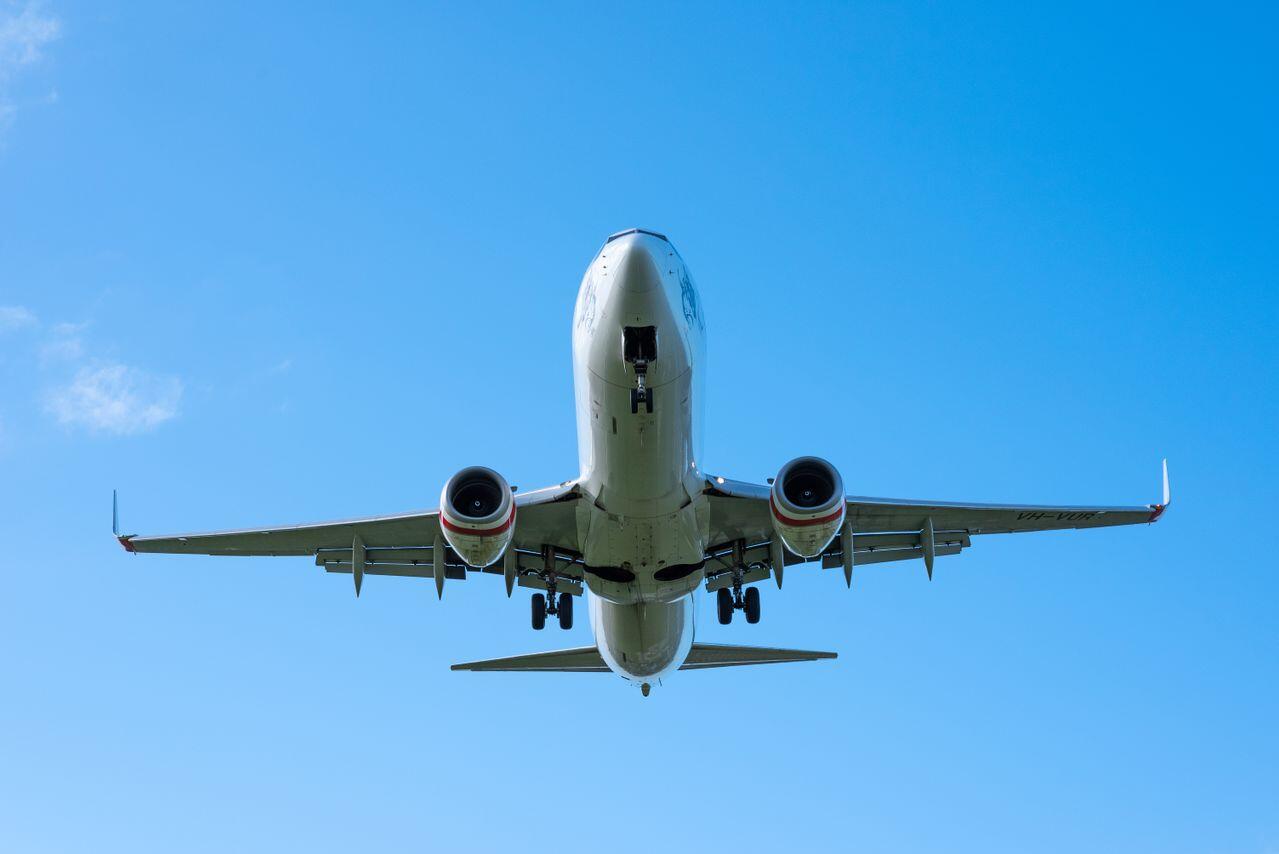 avion sous le ciel bleu