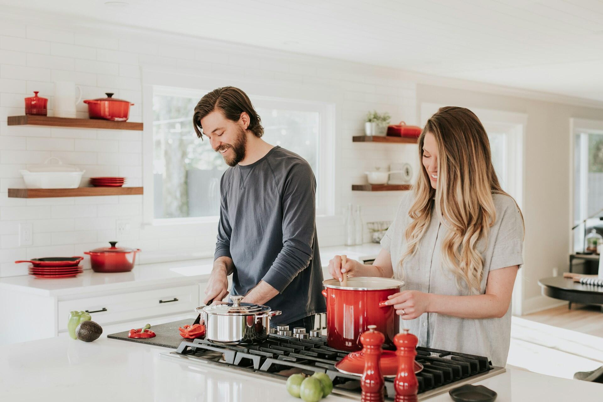 Deux personnes qui cuisinent à la maison.