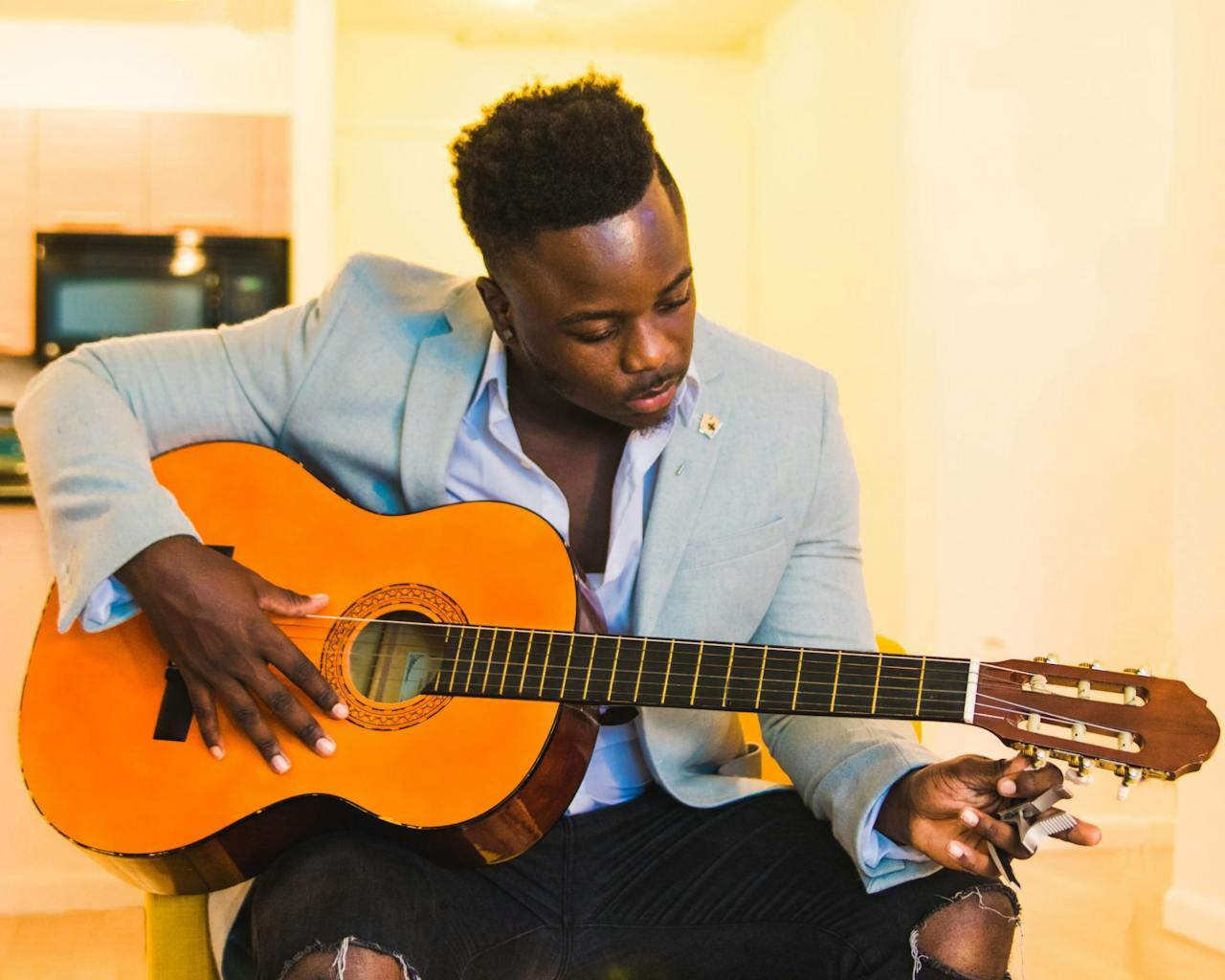 homme bien habille jouant de la guitare