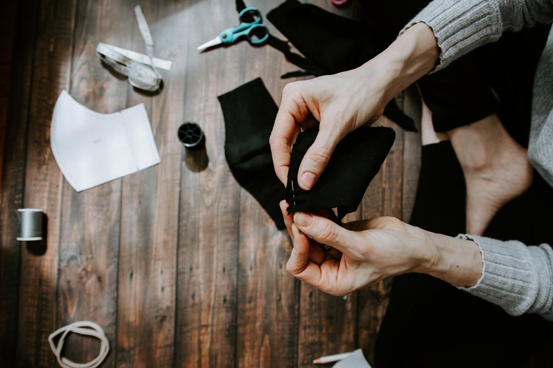 une femme en train de faire de la couture