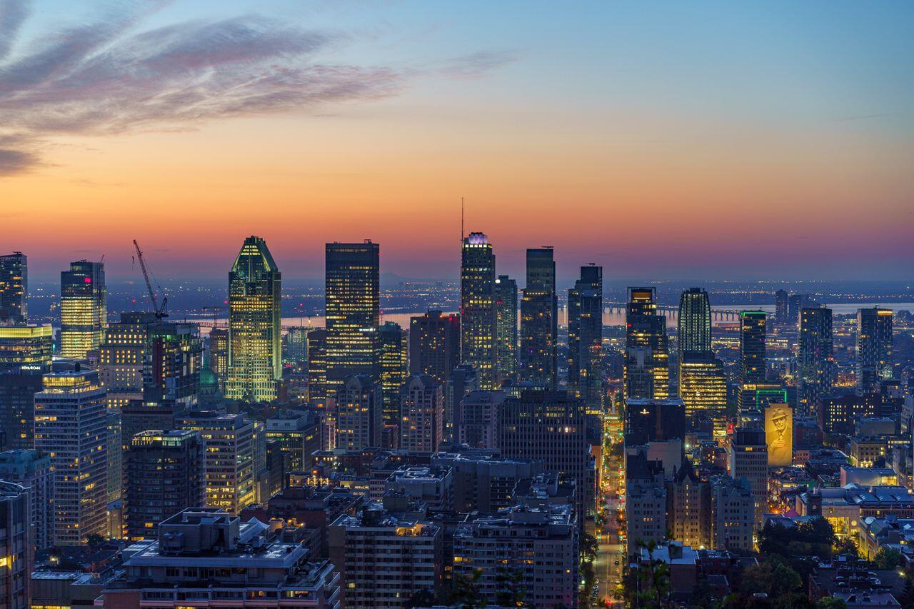 ville de montreal au couche du soleil