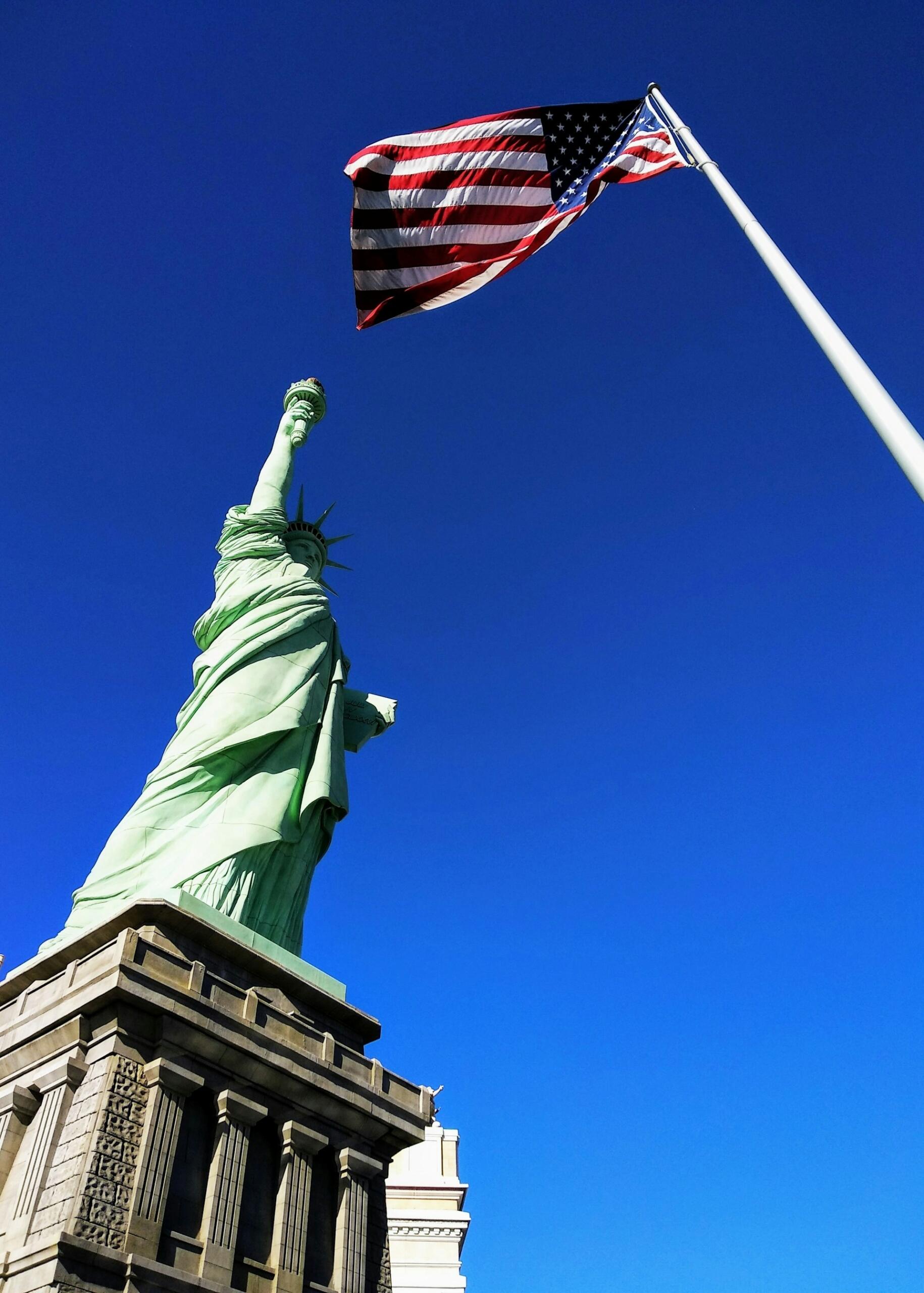 statue de la liberté drapeau américain