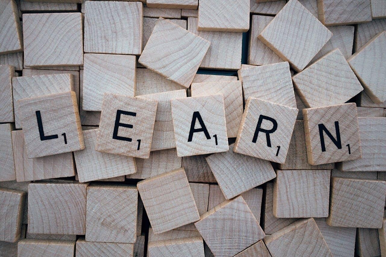 lettres indiquant learn