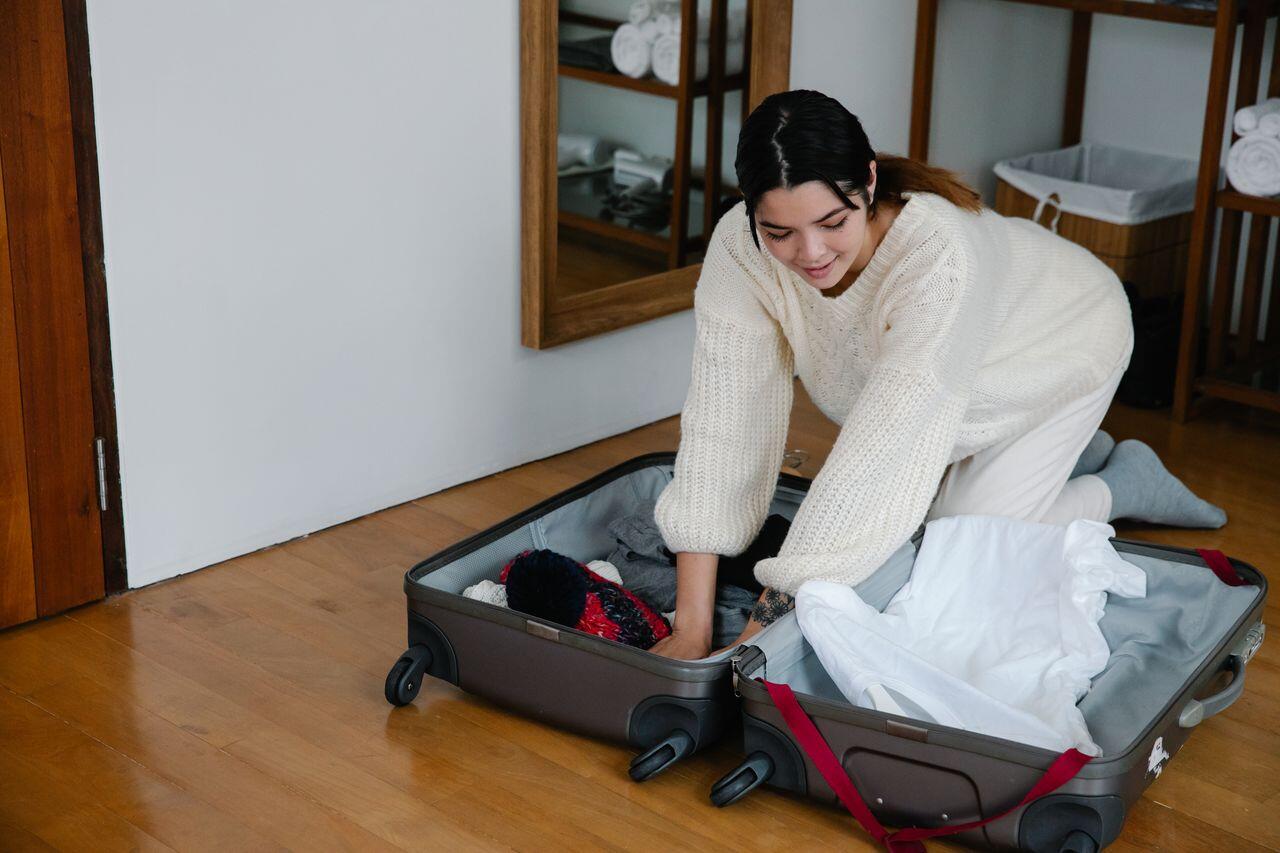 fille faisant sa valise chez elle