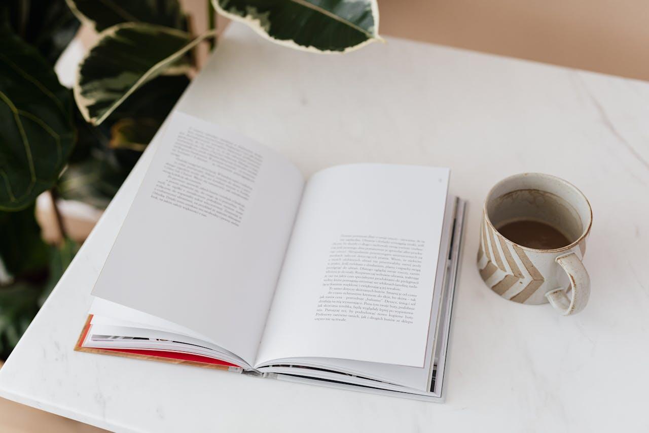 livre ouvert avec tasse de the