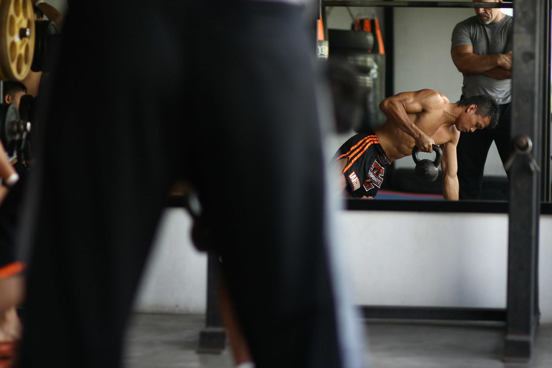 boxeur s'entraînant devant son entraîneur