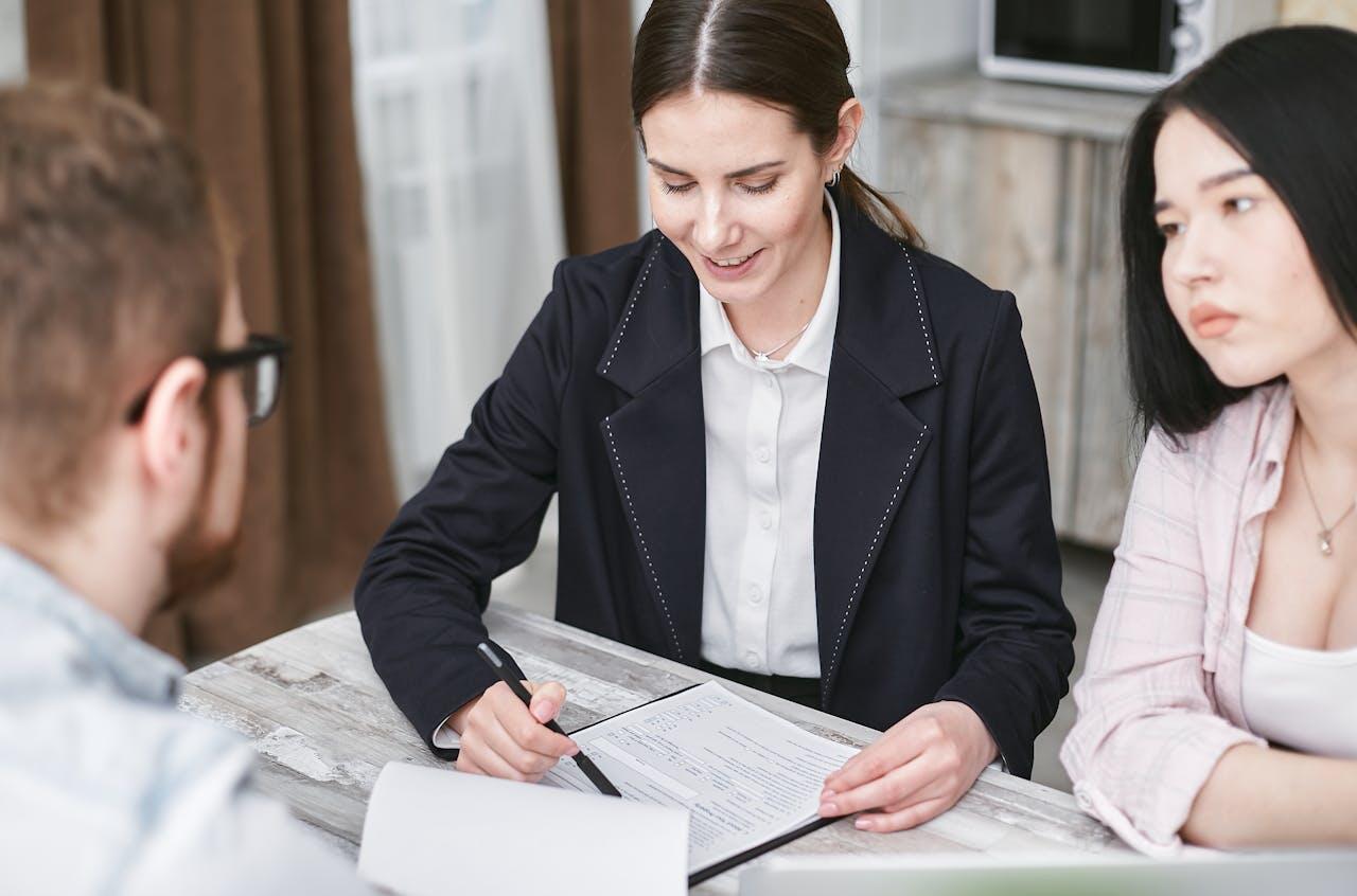 3 personnes au travail