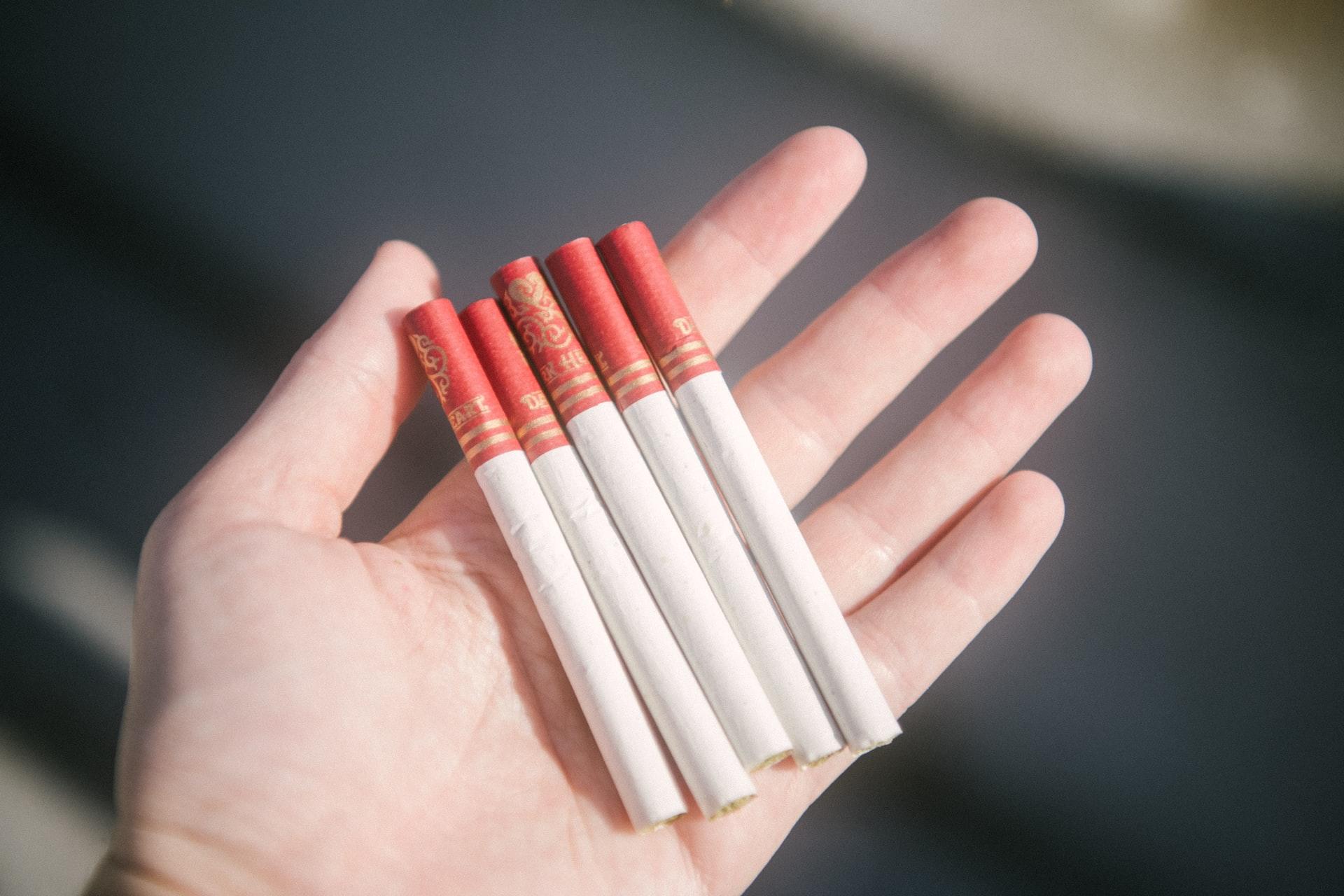 main avec des cigarettes