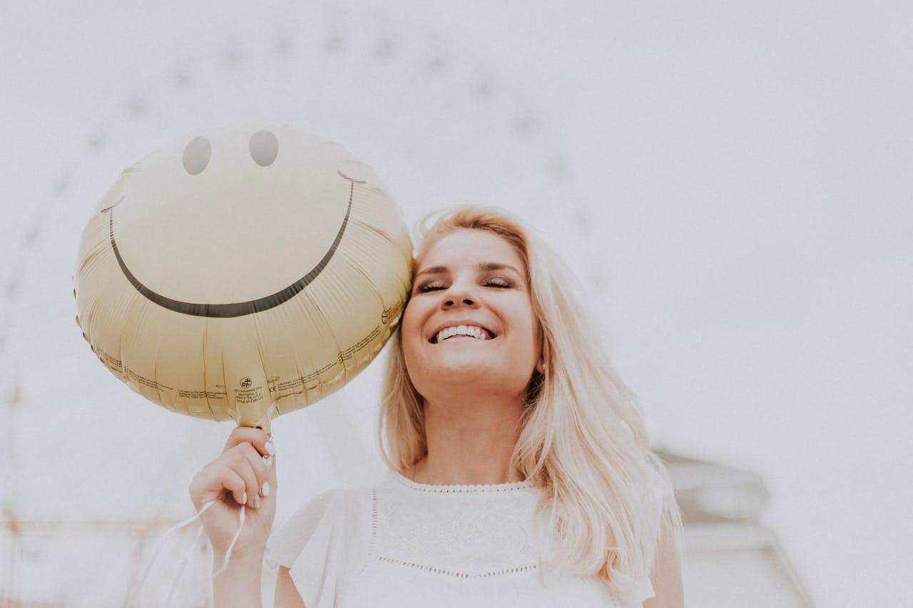 femme souriant avec un ballon souriant