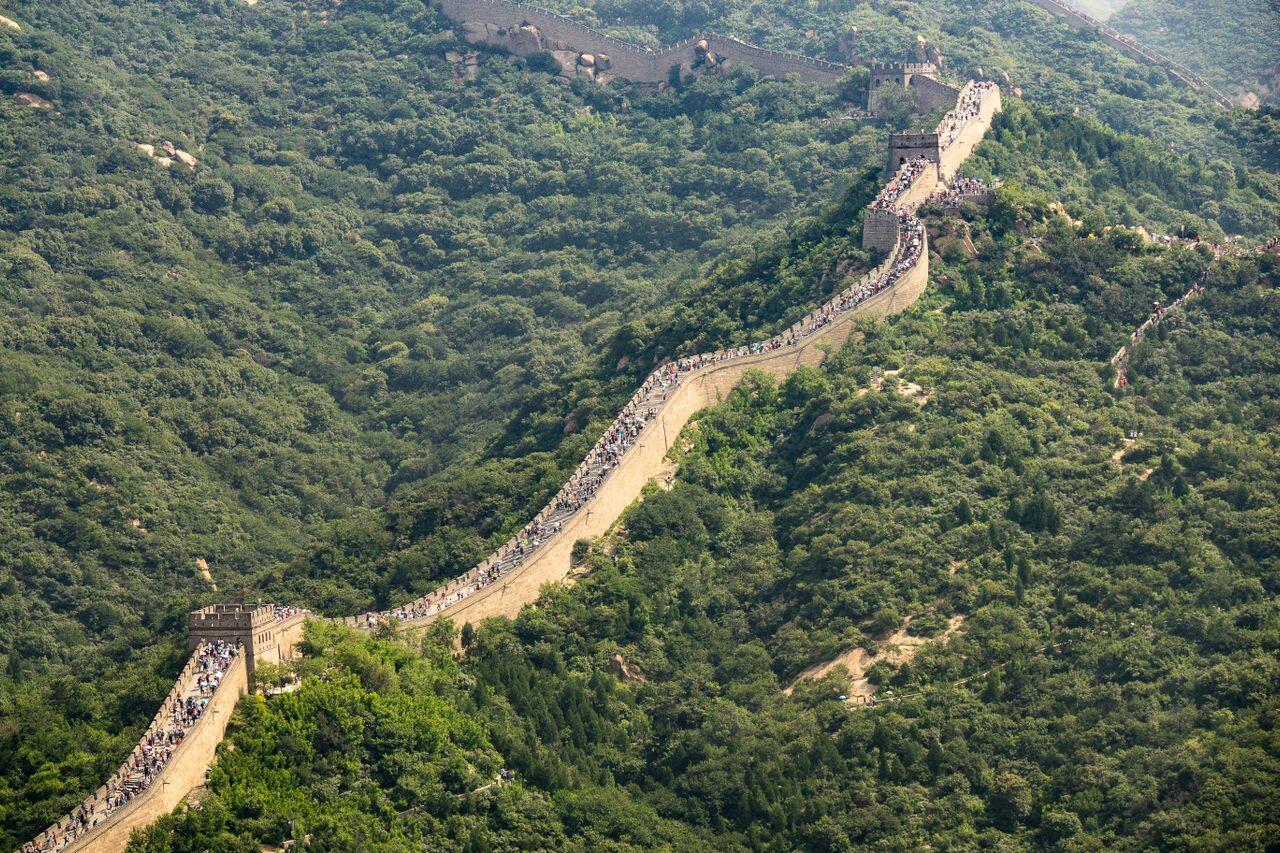 vue aerienne de la muraille de chine dans une nature verdoyante.