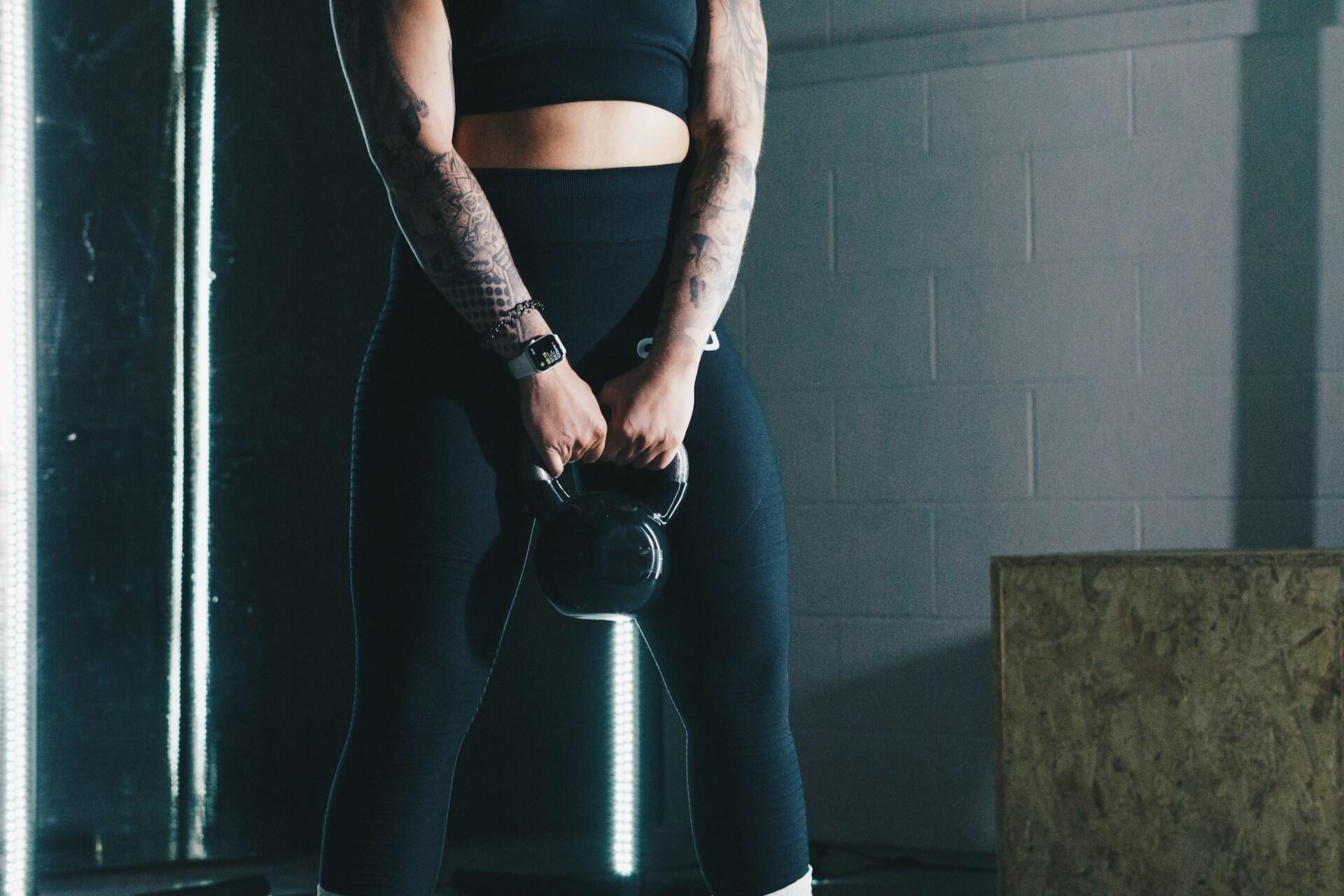 femme au sport soulevant 24 kg