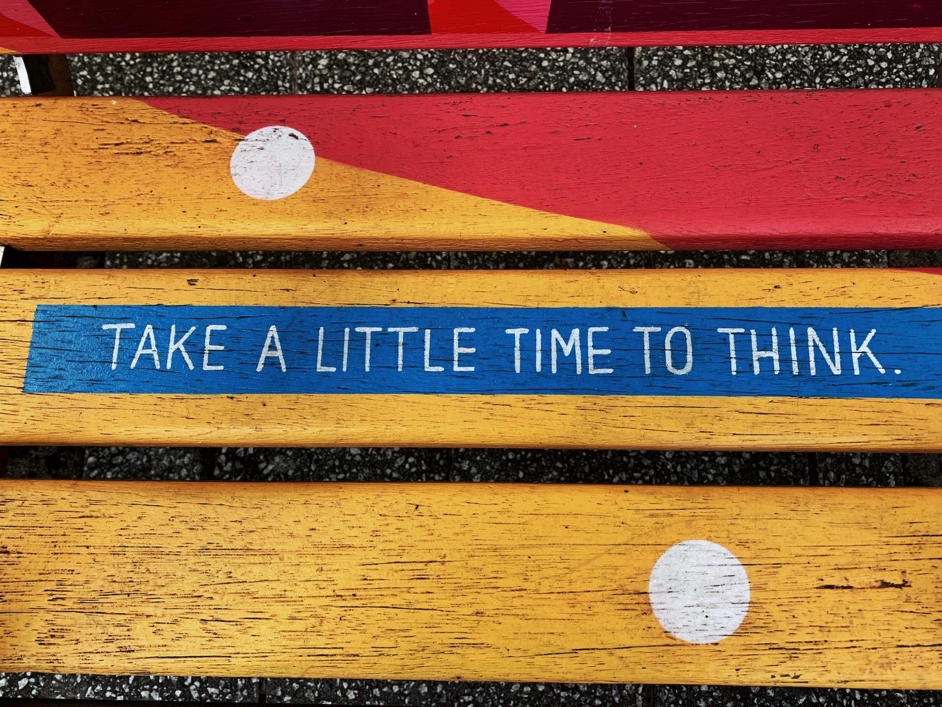 Citation en anglais sur un banc de couleur.