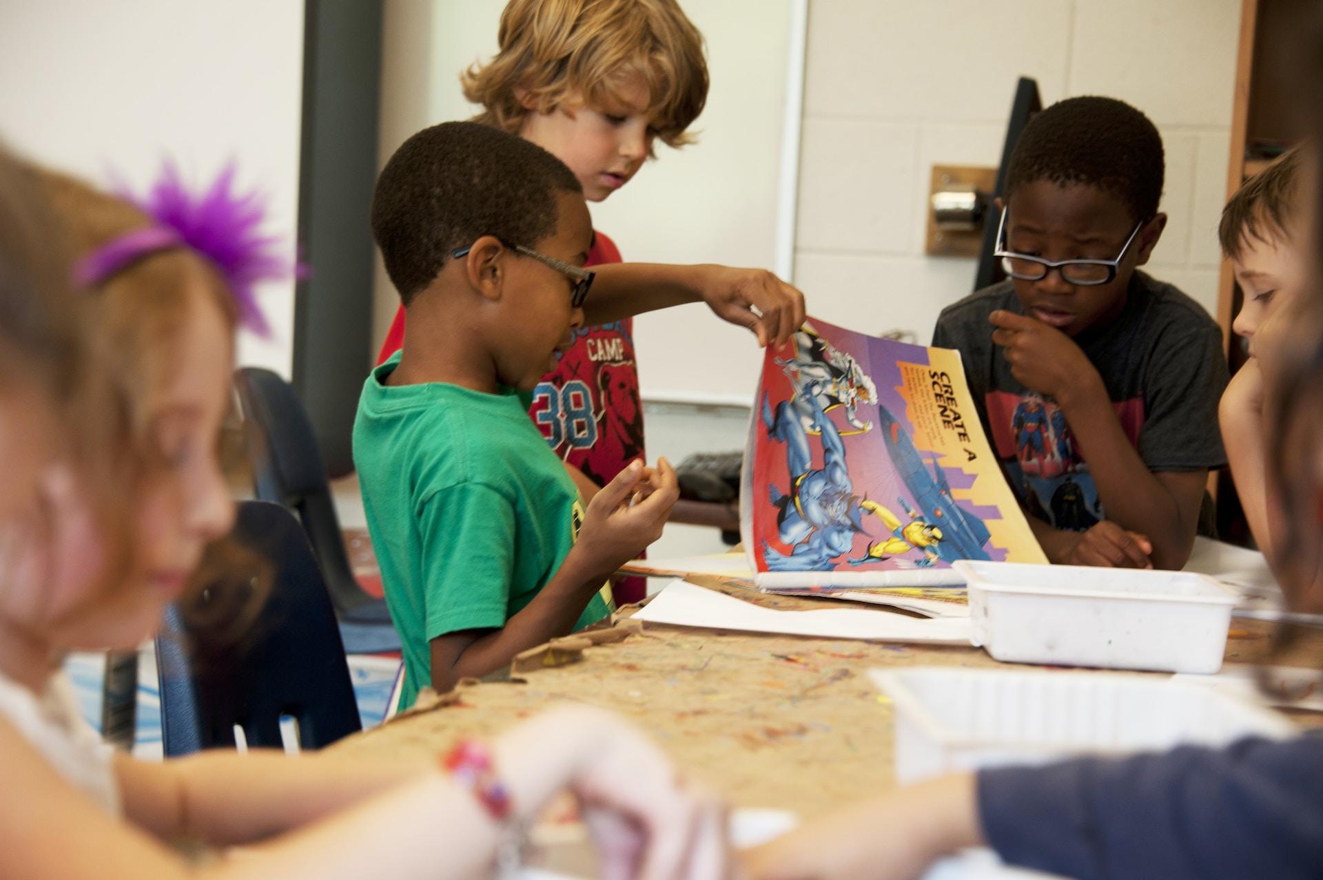 Des enfants en activité de groupe.