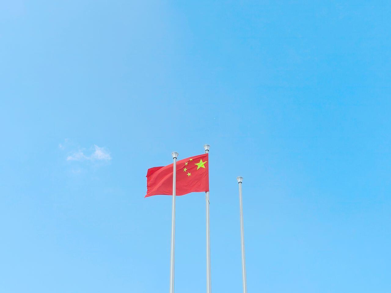 drapeau chinois dans le ciel bleu