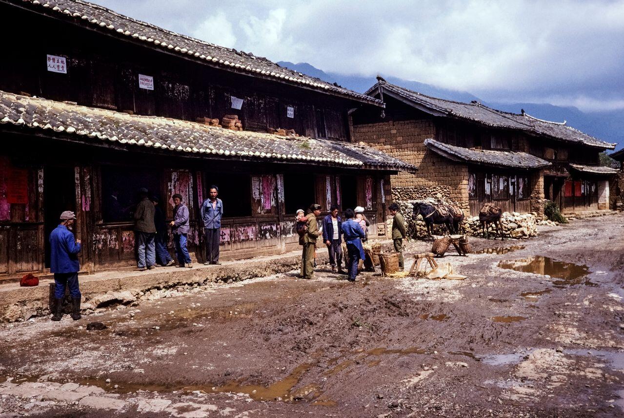 village rural chinois avec gens devant les maisons