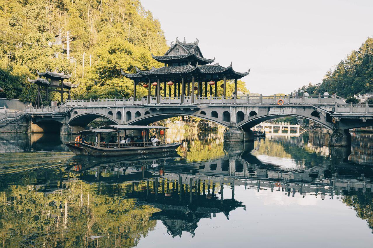 endroit traditionnel chinois avec la verdure se refletant sur le lac