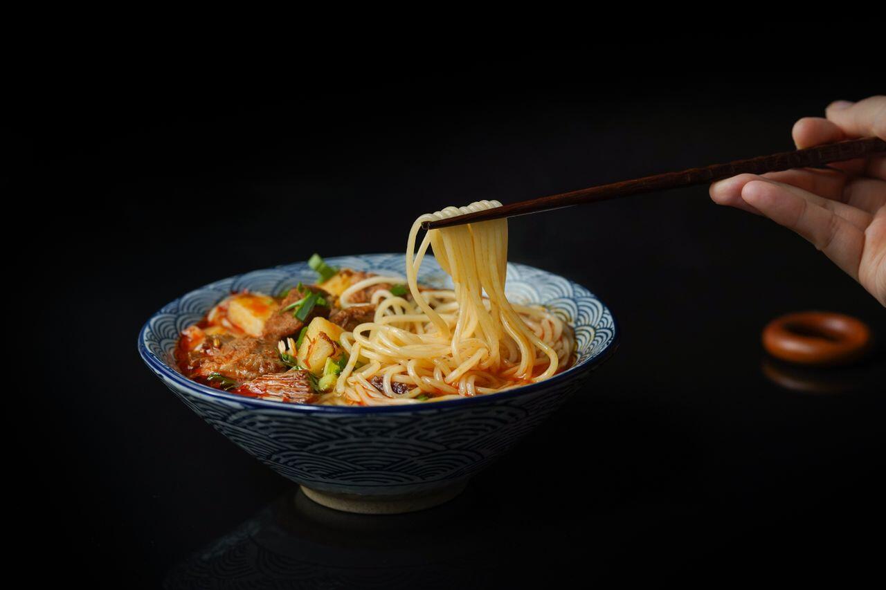 soupe de nouilles chinoises avec viande et baguettes