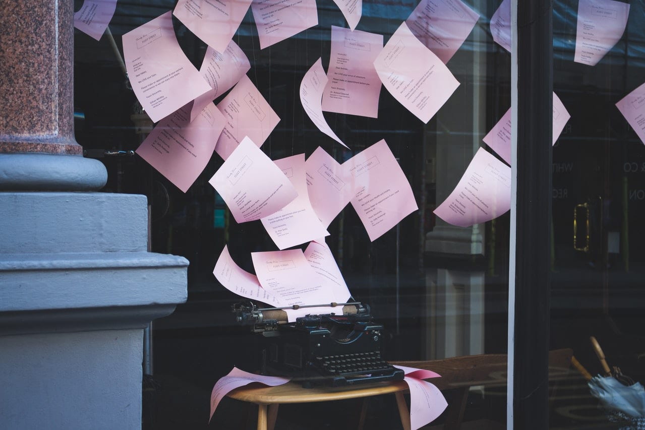 Feuilles qui s'échappent d'une machine a ecrire