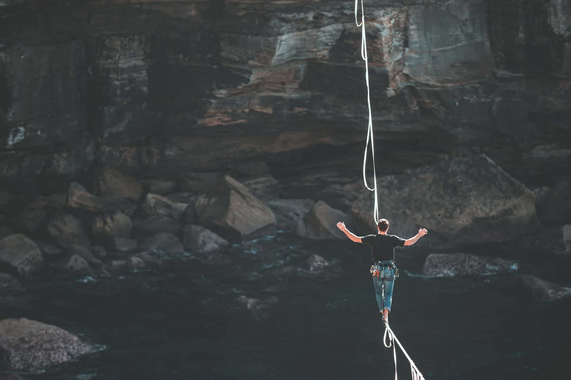 un homme sur une slackline
