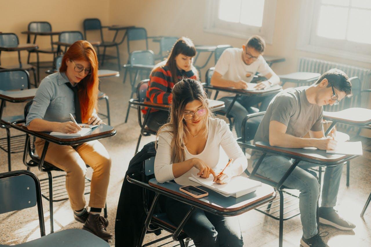cinq jeunes en plein examen en classe