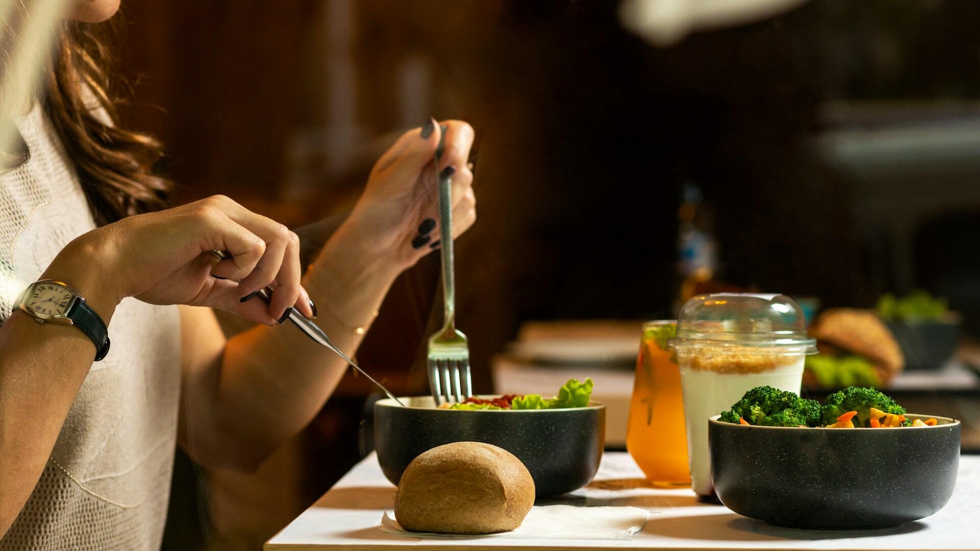 Une personne à table.