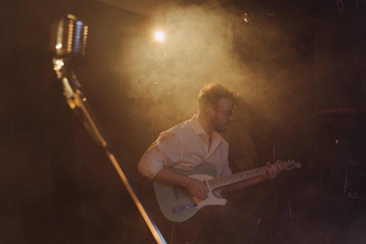 musicien jouant de la fender telecaster sur scene