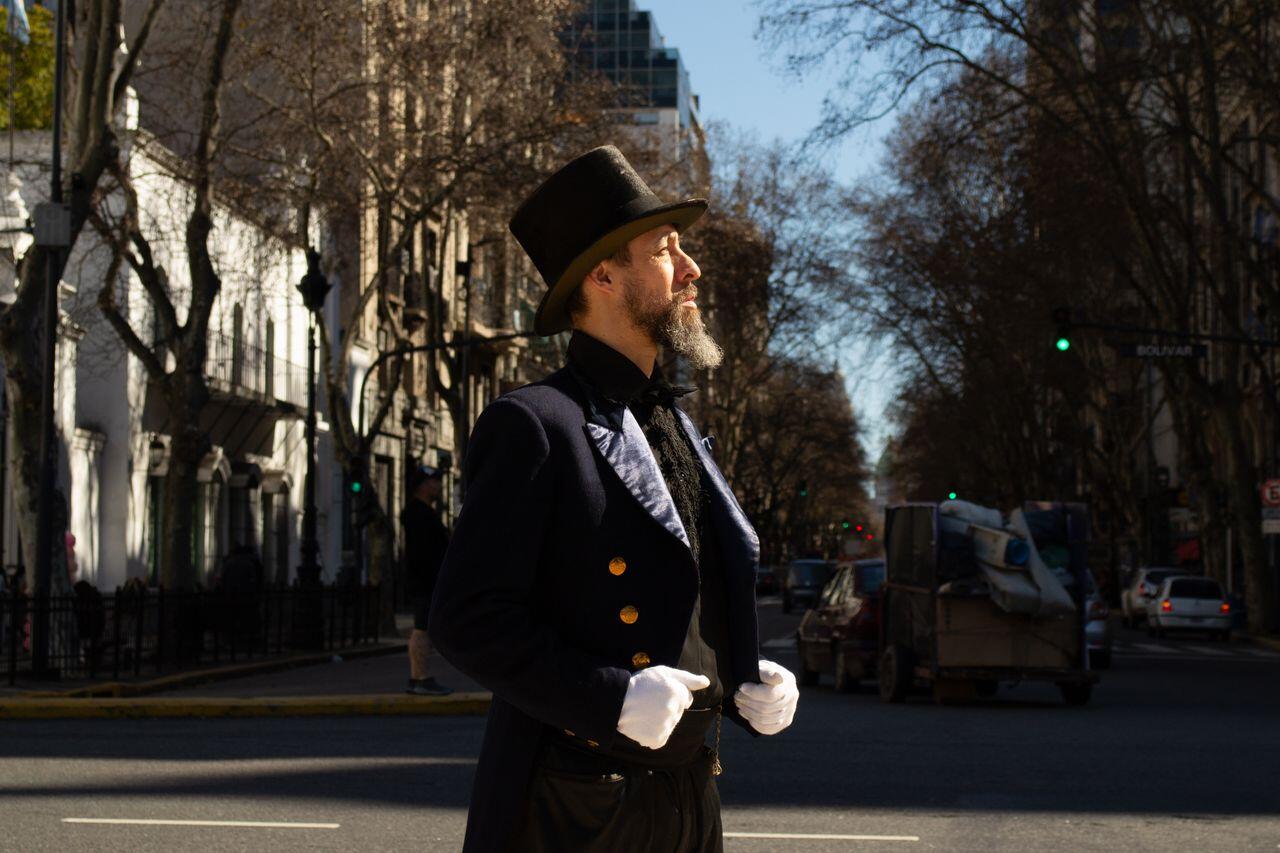 gentleman avec chapeau et gant blanc sous un beau ciel bleu