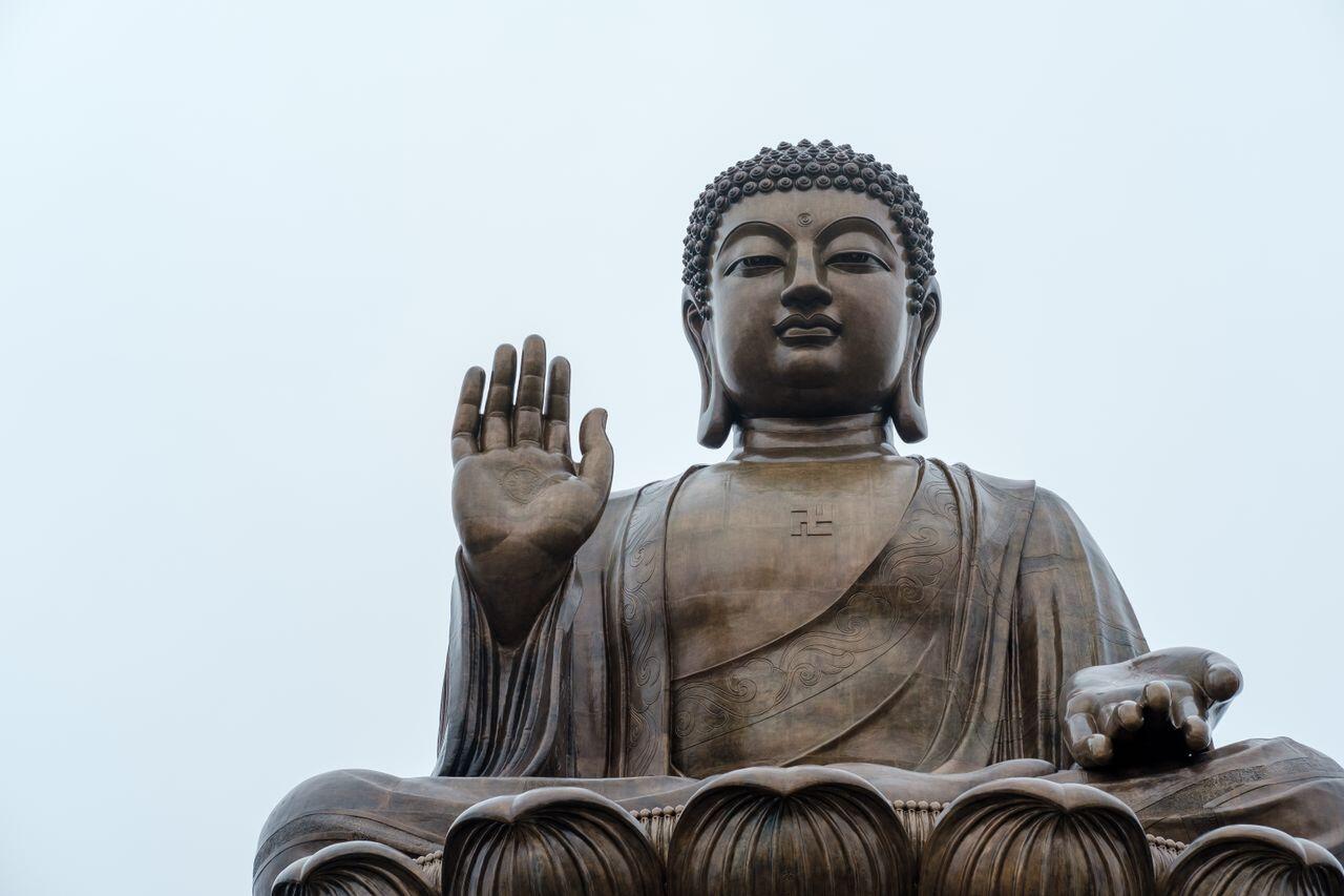 Grand Bouddha de Tian Tan sous un ciel bleu