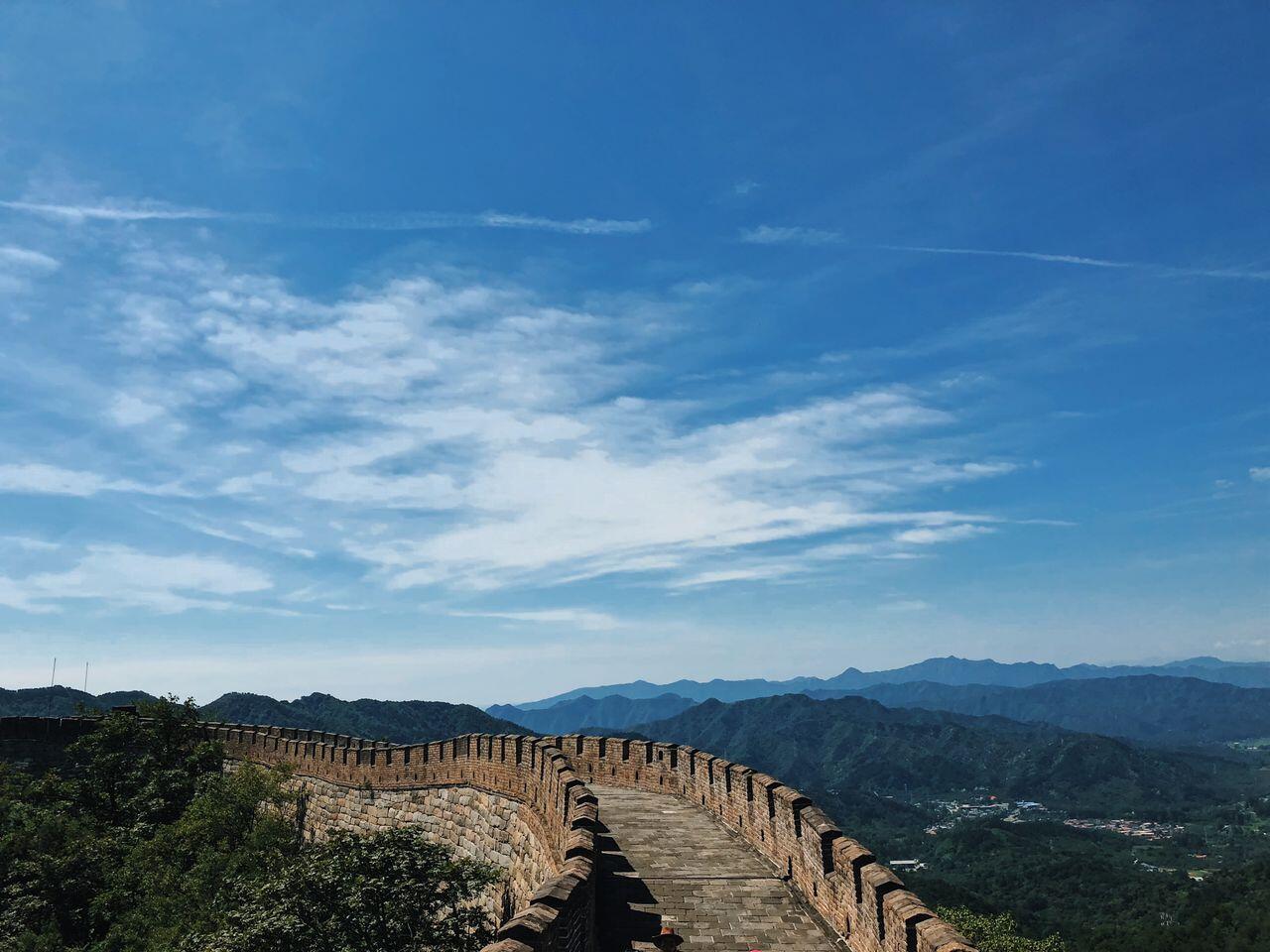 grande muraille de chine sous un magnifique ciel bleu