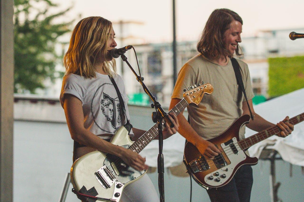 deux guitaristes chanteurs sur scene ouverte