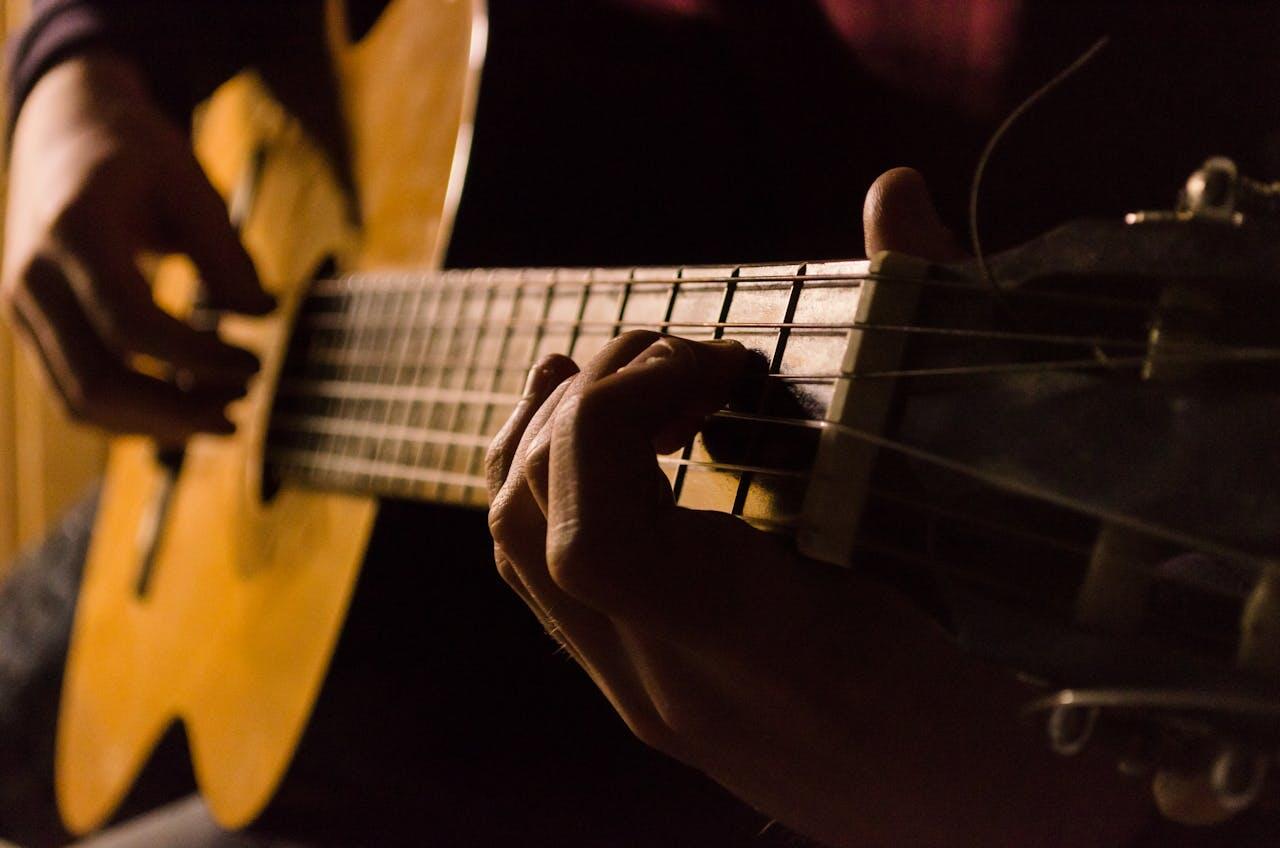 homme jouant guitare