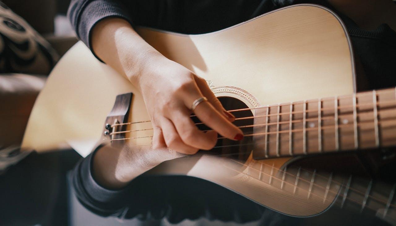 bras jouant guitare reflet
