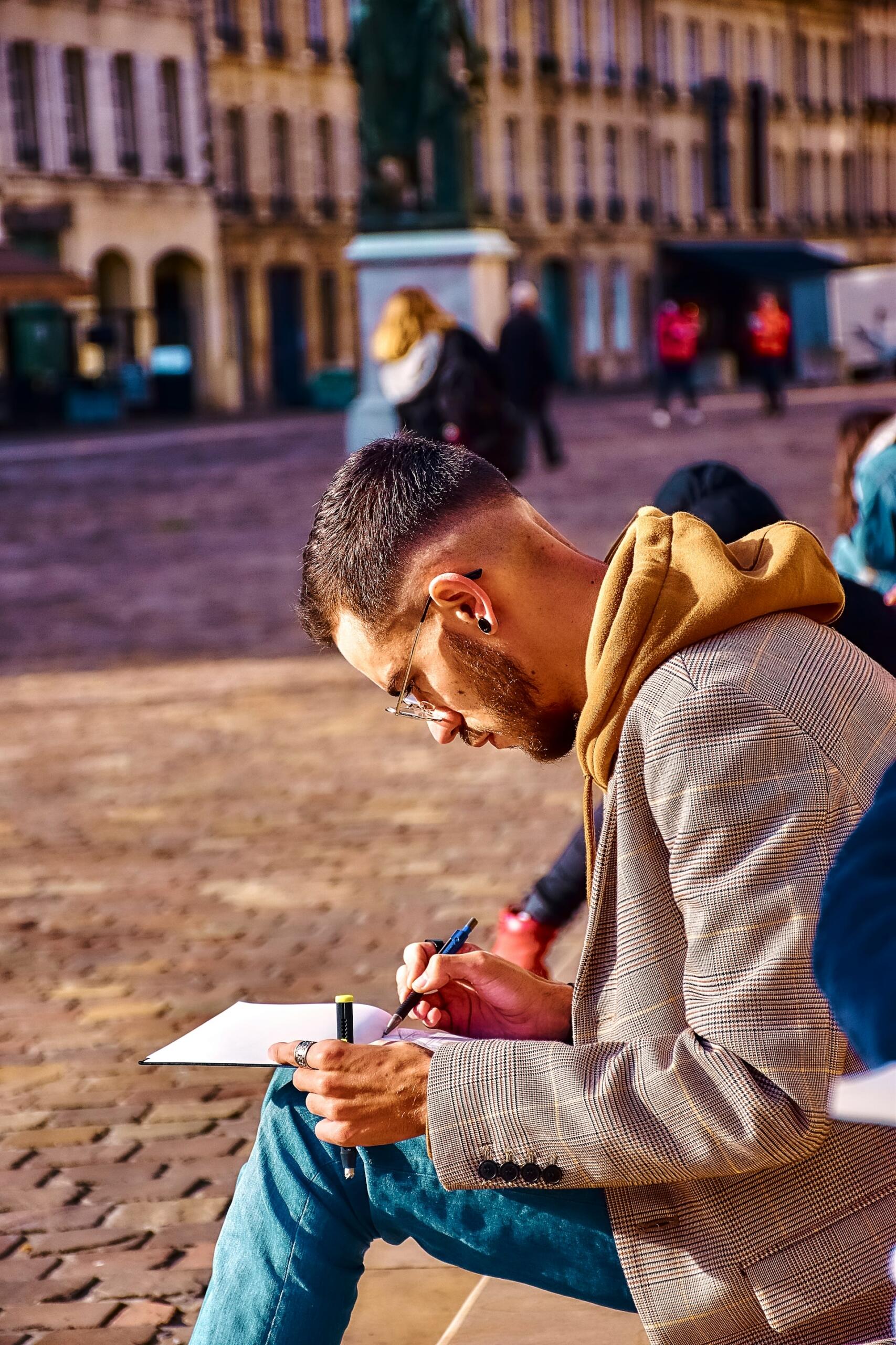 jeune homme dessinant