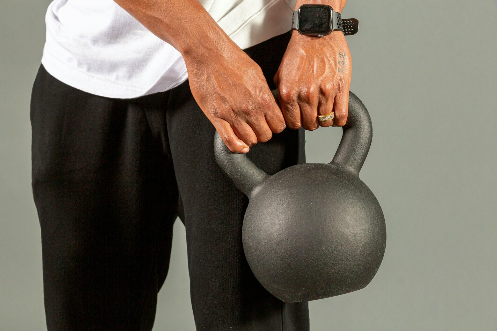 homme avec un Kettlebell