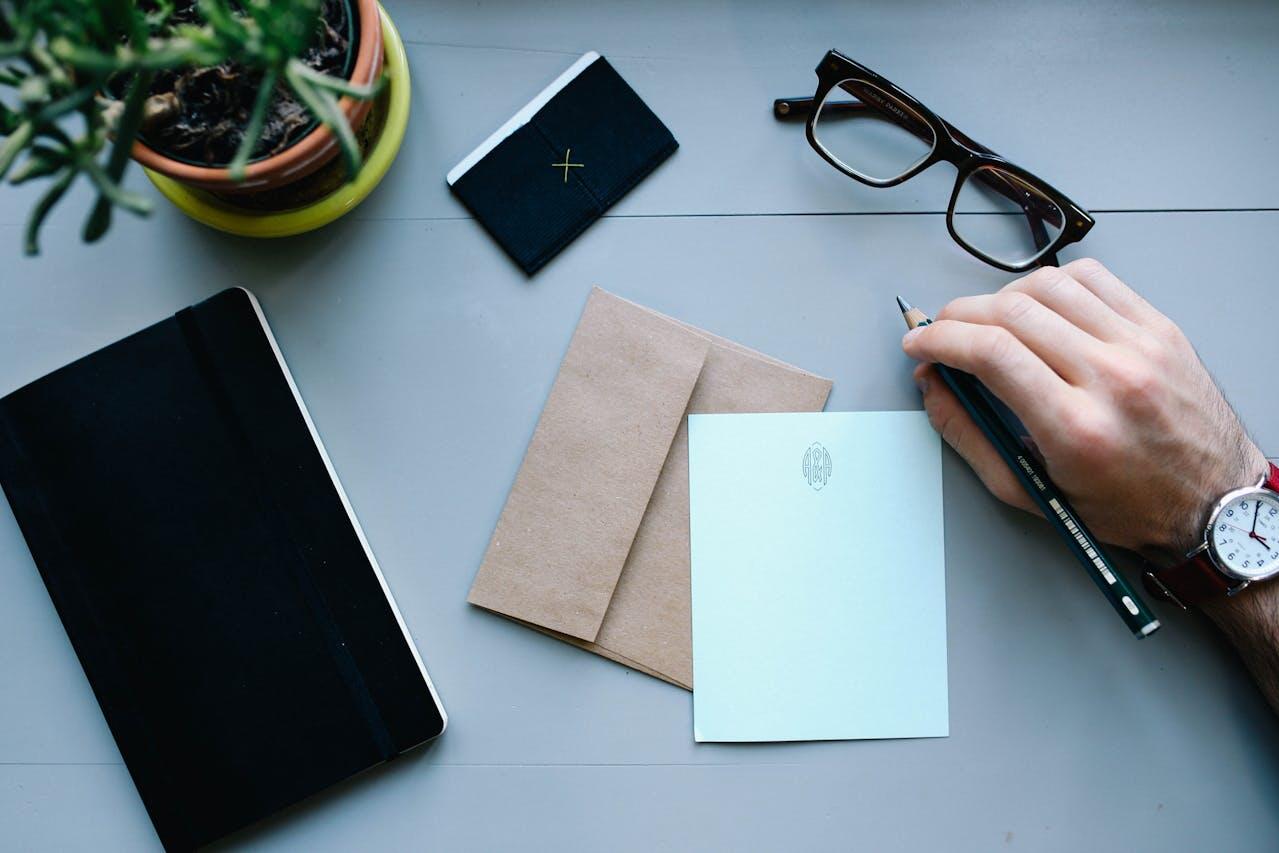 enveloppe et lettre sur table