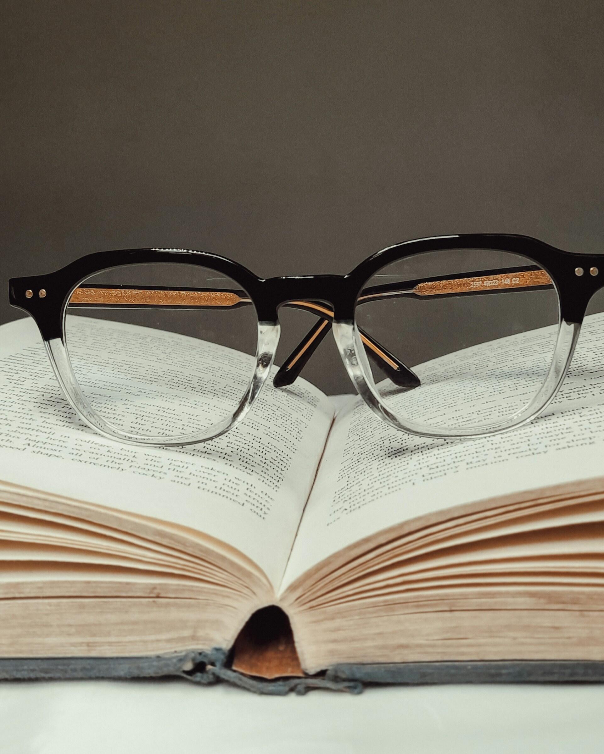 livre et lunettes
